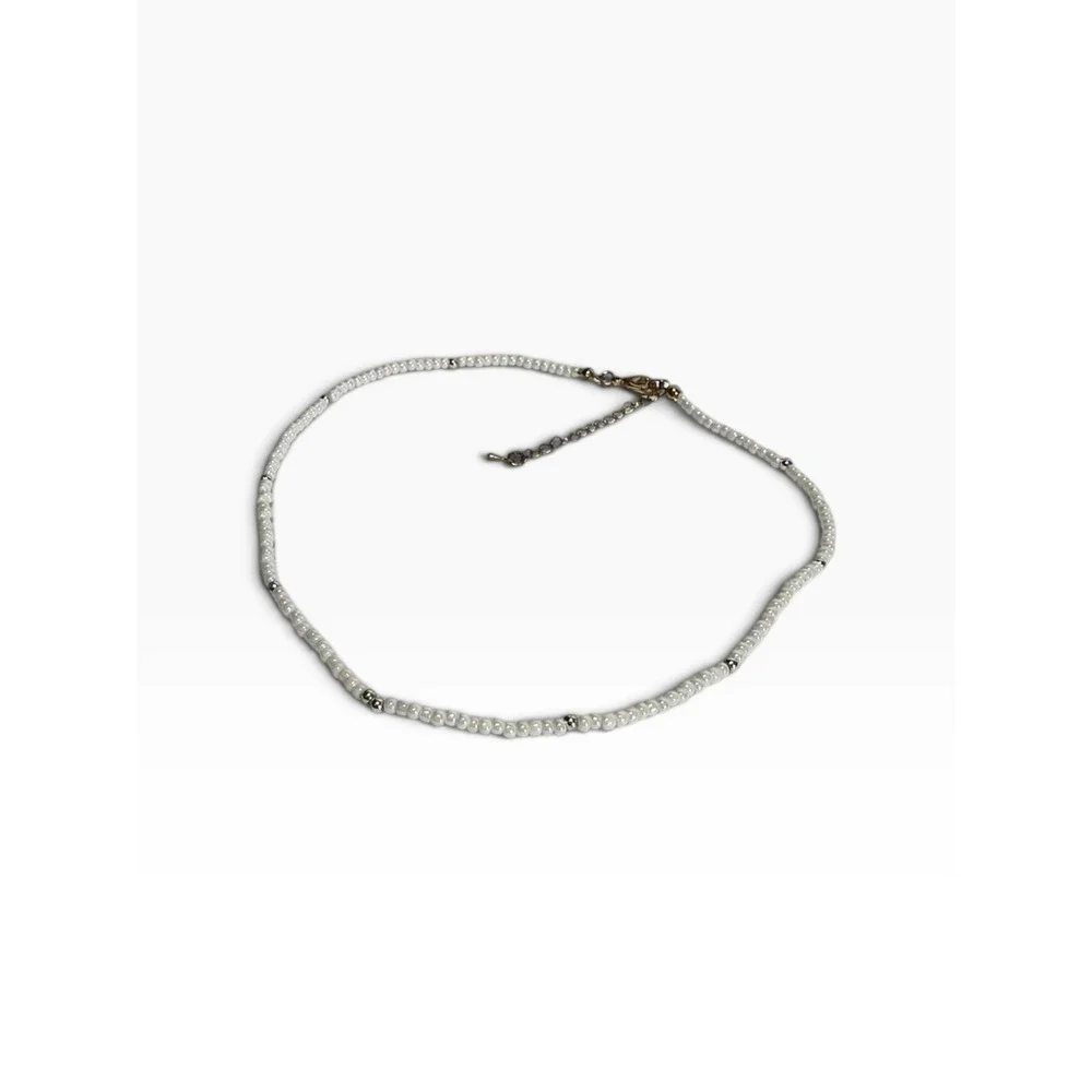 White/Silver Tone Beaded Necklace 18